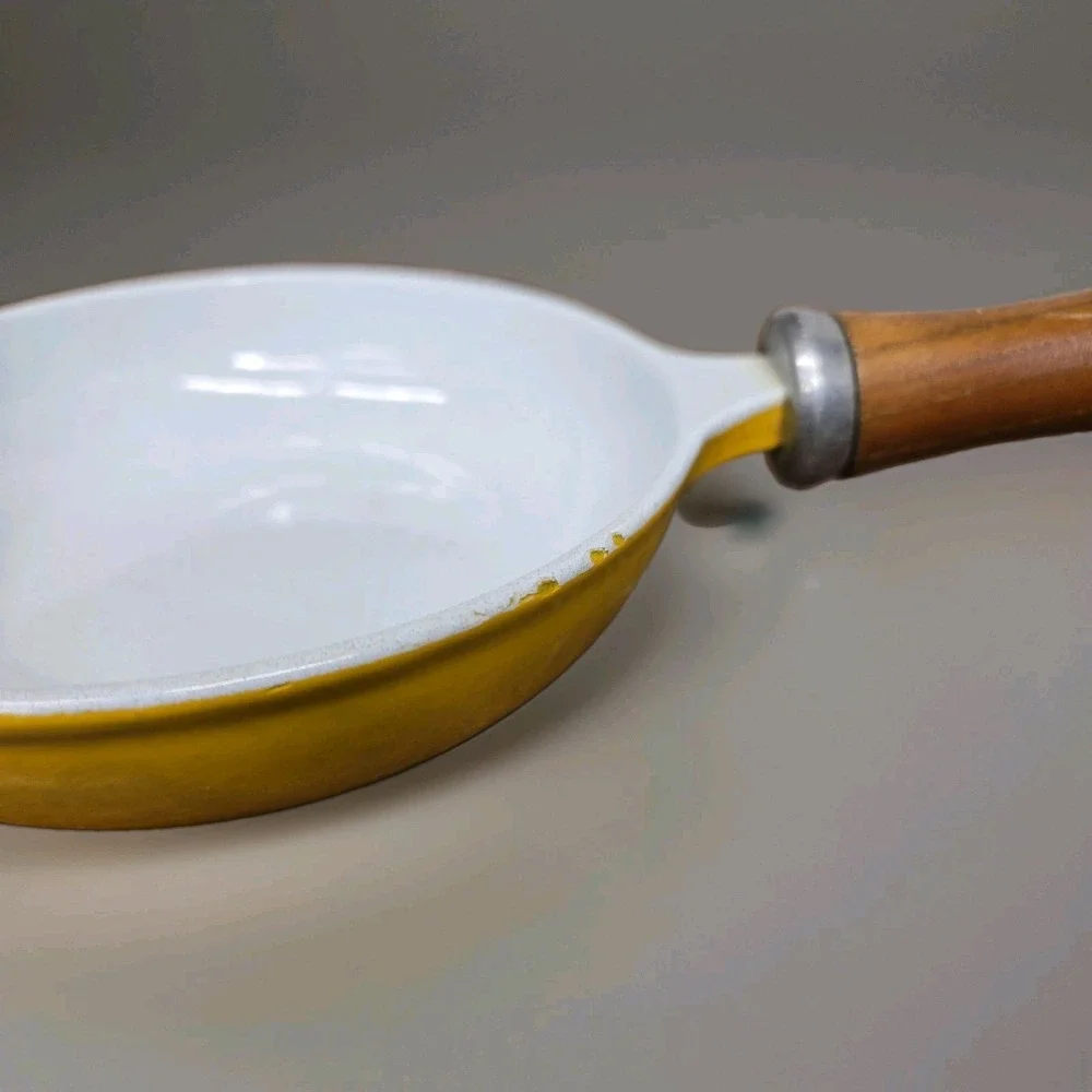 Vintage Finesse Yellow Enamel Skillet Frying Pan Set 10